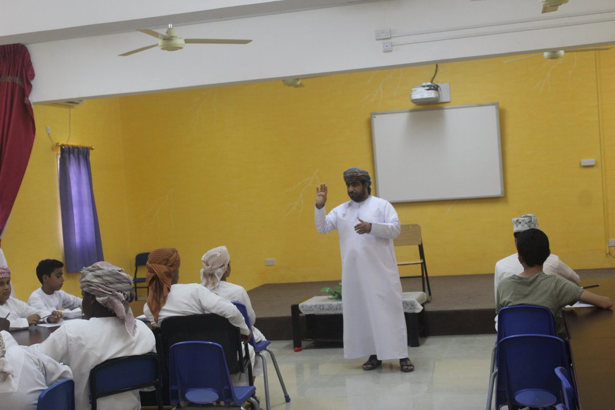 قدم الأستاذ الفاضل خليفة بن مسلّم العيسائي ورقة عمل بعنوان ( بناء الشخصية )والتي تهدف إلى تحسين القدرات والمؤهلات والامكانيات الشخصية ❤️