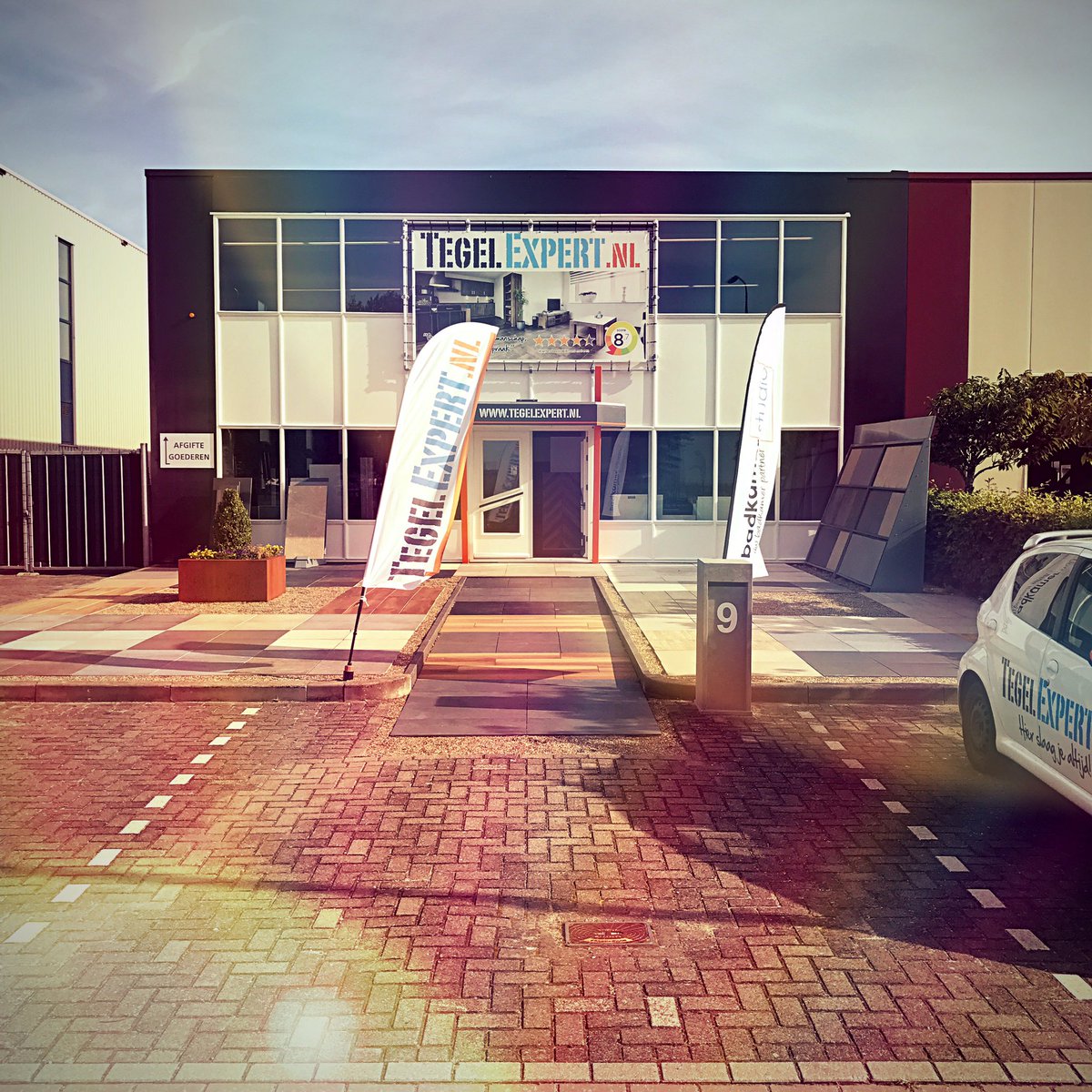 Deze week is #TegelExpert open van maandag t/m vrijdag van 10:00 tot 16:00 uur. Zaterdag 12/08 gesloten. #tegels #keramischparket #bouwvak