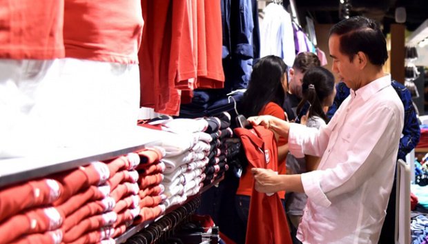 Bpk. Presiden <a href="/jokowi/">Joko Widodo</a> melihat koleksi terbaru dari <a href="/GiordanoID/">Giordano Indonesia</a> #oneINDONESIA Collection, sebuah kehormatan. foto: nasional.tempo.co
