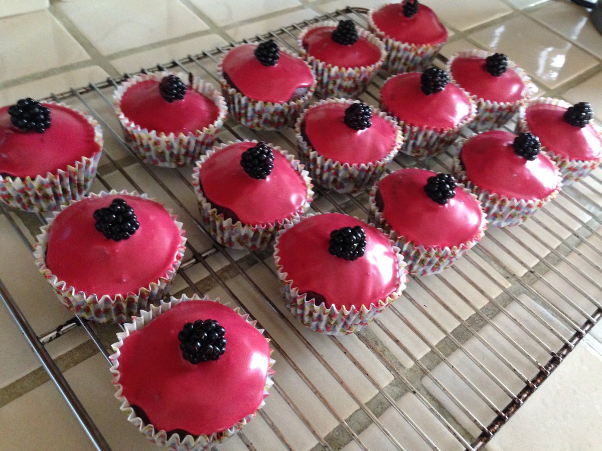 'Forge meaning,build identity' <a href="/Andrew_Solomon/">Andrew Solomon</a> (and a few 🍰) getting me through today #MondayMotivation #cakes