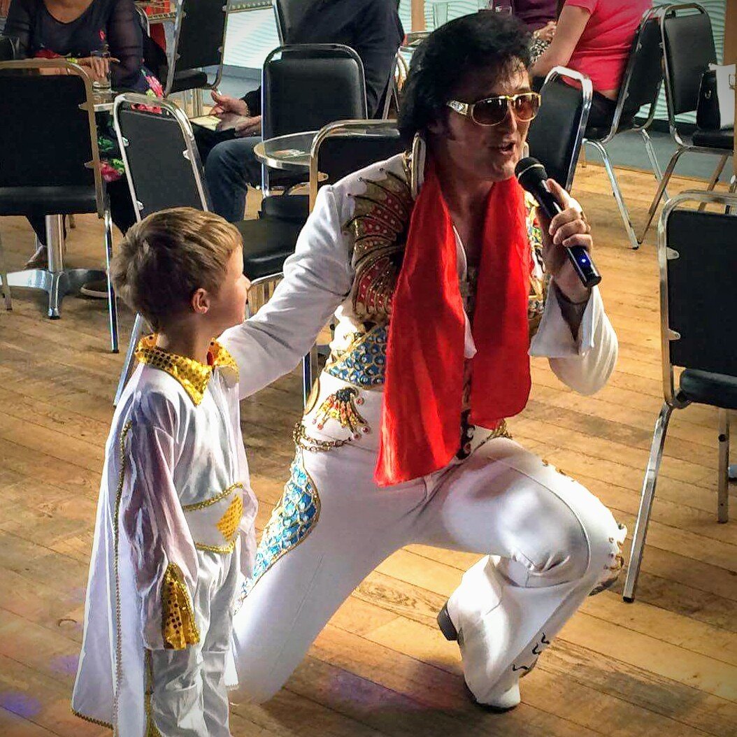 PeterKasElvis's tweet image. With a young Elvis fan 😊 #elvisfan #elvismusic