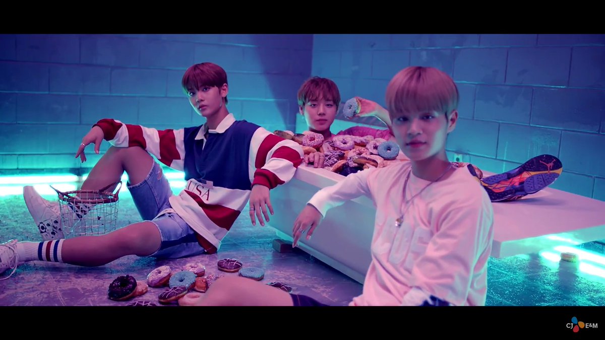 DAEHWI_TH's tweet photo. [📽] MV เพลง #ENERGETIC ของ #WANNAONE ถูกปล่อยออกมาแล้วนะคะ เข้าไปปั่นวิวและสนับสนุนเด็กๆกันได้เลยค่ะ //💛💜💛
📍 : https://t.co/zZ5ykllHCW https://t.co/gHa7klX6CZ