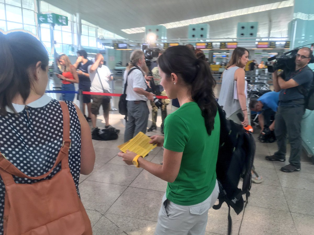 Repartint informació a la terminal 1 de l'aeroport del Prat. Que el món sàpiga per què direm Sí
#SíÉsFutur