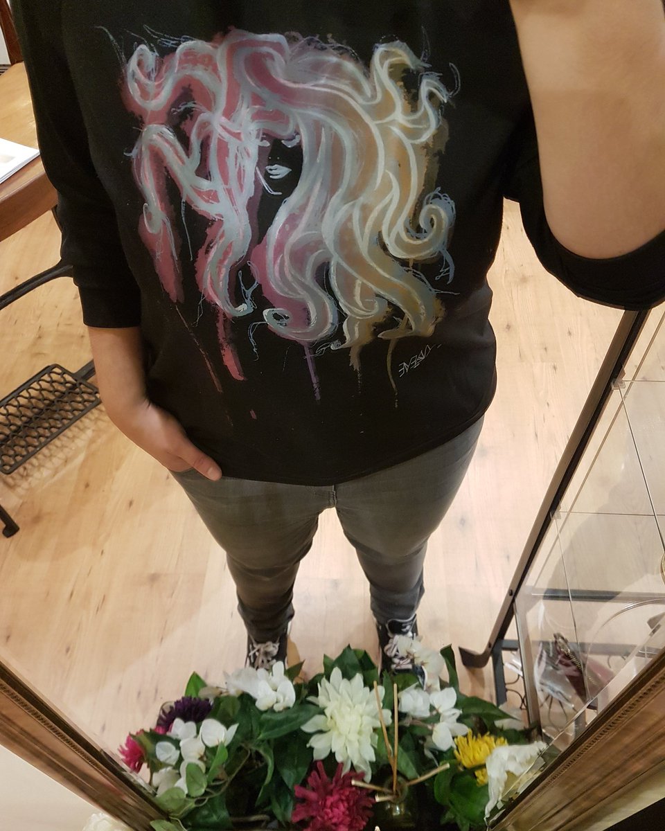 MaeveLab's tweet photo. Hoy venimos luciendo modelazo propio, disponible en talla M,L, y XL. #HechoenAsturias #EdiciónLimitada #MaeveLab #Serigrafía #Ilustración https://t.co/C5WaWUzFhc