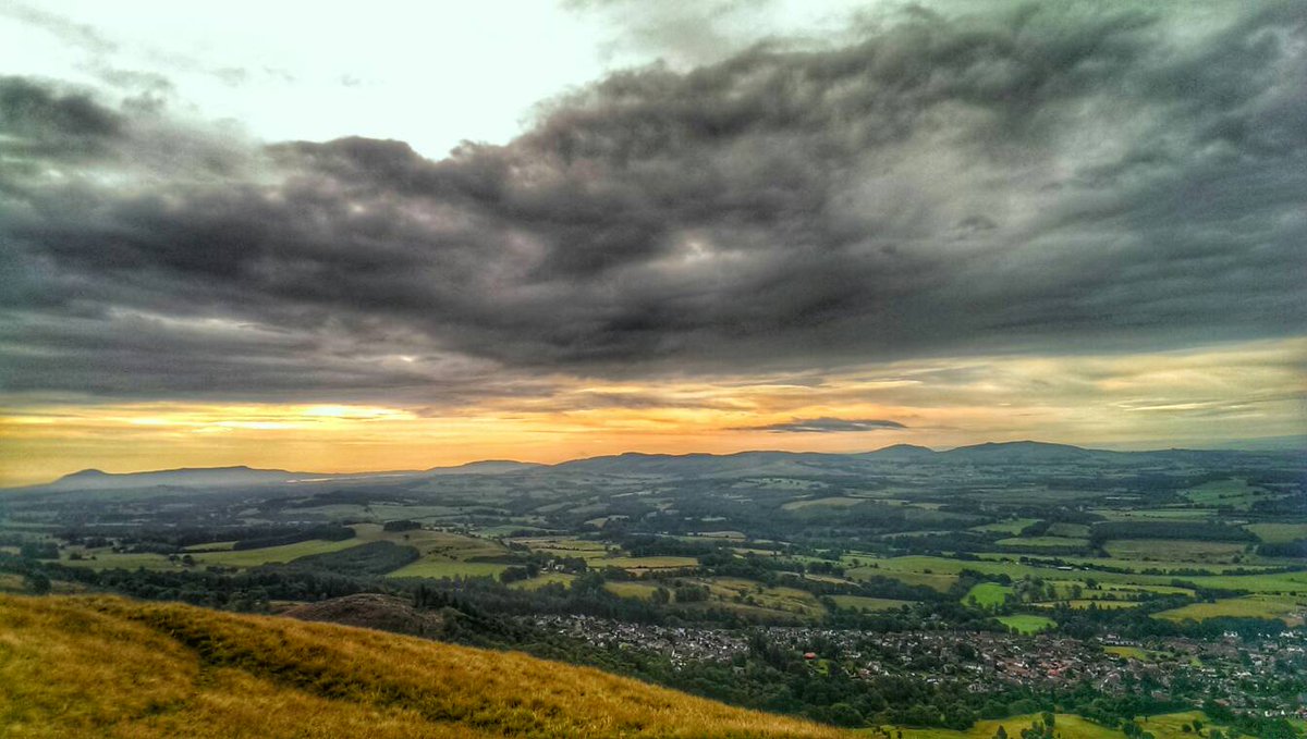 onefoto1's tweet photo. Golden sunrise lights up the Ochils.
#ochils #sunrise #onefoto https://t.co/4EX0y6E5tt