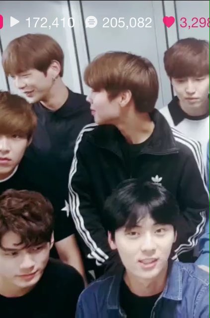 SEXXCART's tweet photo. 카메라에 얼굴이 안 잡혀도 애인 보는 게 우선인 #녤윙 아... https://t.co/tOfsiONRSx