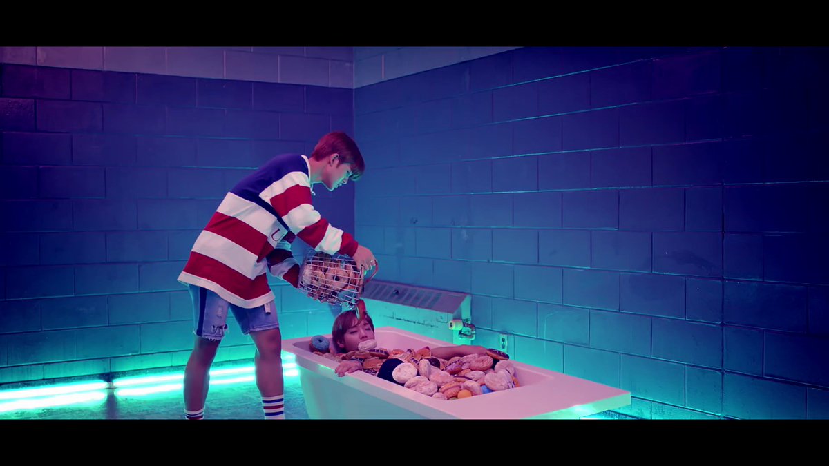 SEXXCART's tweet photo. 뮤비 내내 녤윙 단독샷 둘이 연속으로 나오는 게 되게 많은데 이 부분 너무 노린 거 같음 언급 안 해주면 와엠씨가 속상해 수준,.. 녤 나올 때 가사 >네 옆에 딴 놈들이 거슬려<인데 다음 장면..?? 뮤비로 빼박이 되었습니다 공식이 하는 #녤윙 https://t.co/U1aQusL9C6