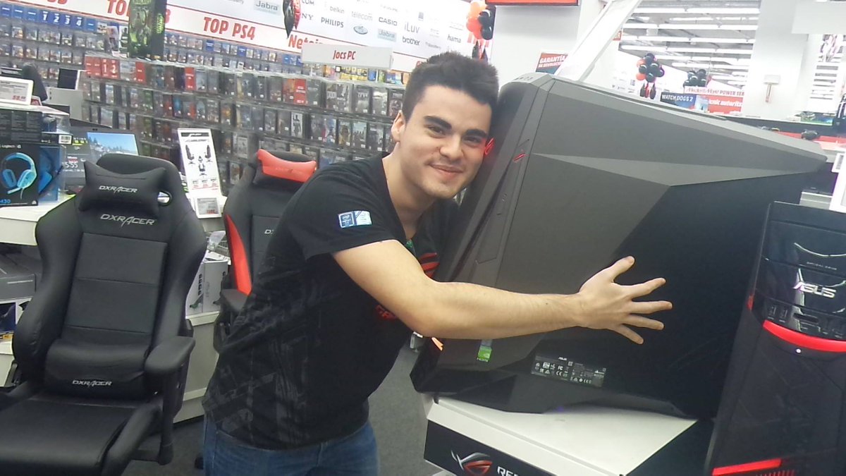 ASUSROGES's tweet photo. Ese momento de felicidad cuando encuentras el amor verdadero. #ROG💗 https://t.co/afyly2Ptut