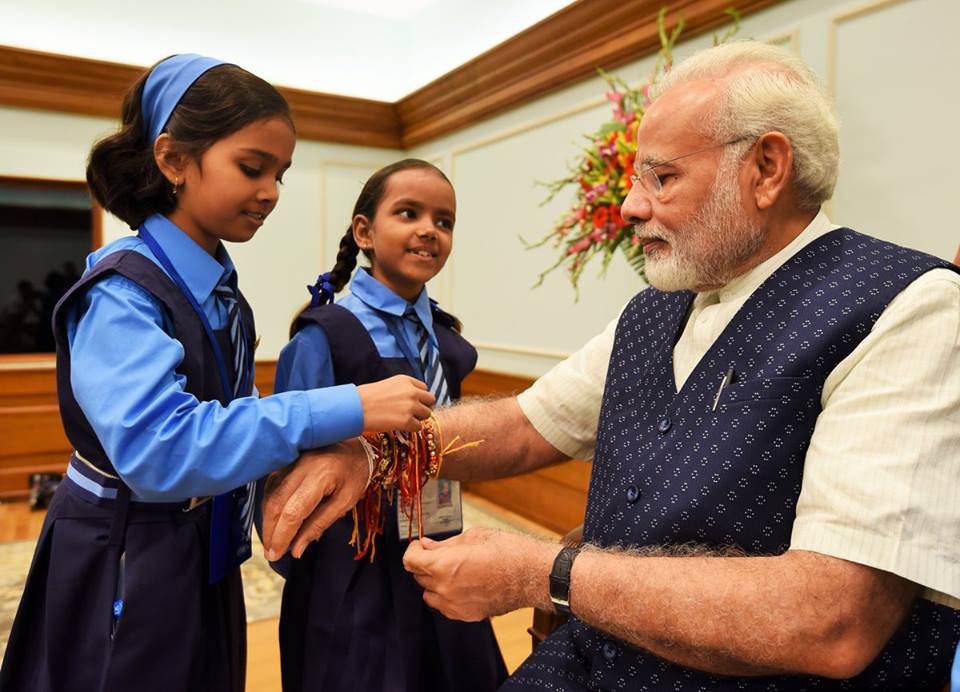 DDNewsHindi's tweet photo. #RakshaBandhan पर स्कूली बच्चों और ब्रह्माकुमारी संस्थान के सदस्यों ने प्रधानमंत्री @narendramodi को बांधी राखी https://t.co/p5kO3izcbs
