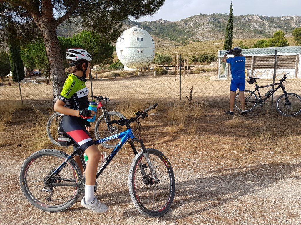condoscascos's tweet photo. Un años mås 3 generaciones disfrutando del #ciclismo ... #bikeandfamily #viasverdes #caminodelcid @Biarsensacion @villenacuentame #biktra https://t.co/onWV1iGwT9