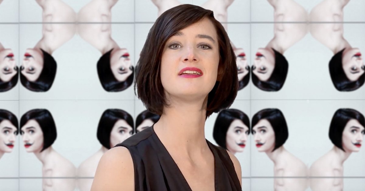 #YoraRienstra, een cabaretière met een ijzersterke mimiek en een lijf van elastiek. Bekijk vannacht "Drukt Haar Snor" om 00.50 uur op #NPO3