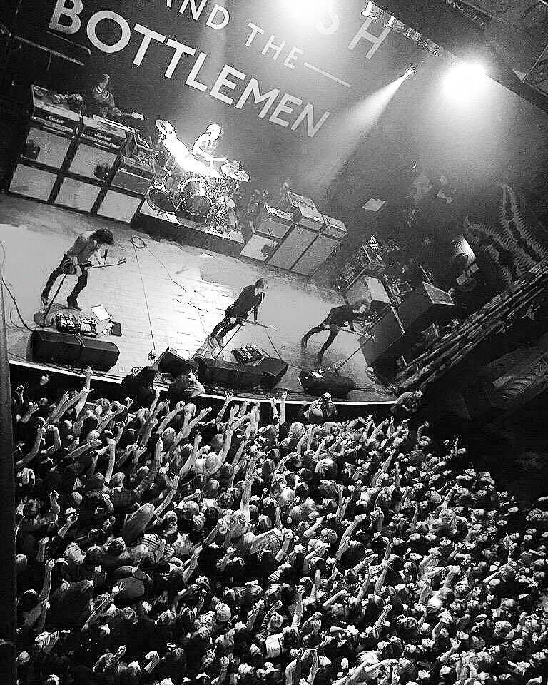 thejournalix's tweet photo. Outside - Catfish and the Bottlemen (2017) https://t.co/mybm4IbOlO 

#newin2017 #playlist https://t.co/Yzsc6zAxaw