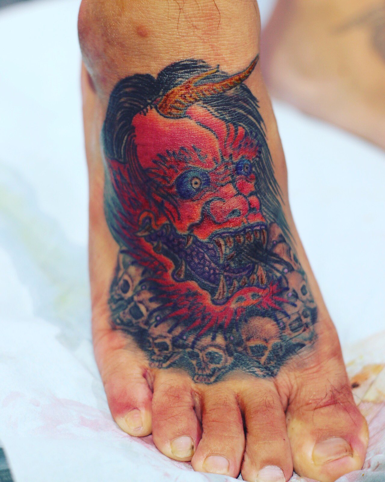 刺青師 彫写楽 Tattooist Gappi 足の甲に赤鬼 絶対痛いであろう激痛エリアですが 無事完成しました 次回は反対の足のカラーでお待ちしておりますねー 激痛再び 笑 刺青 タトゥー 和彫り 赤鬼 足の甲 ドクロ 激痛エリア 彫師 相模原 橋本