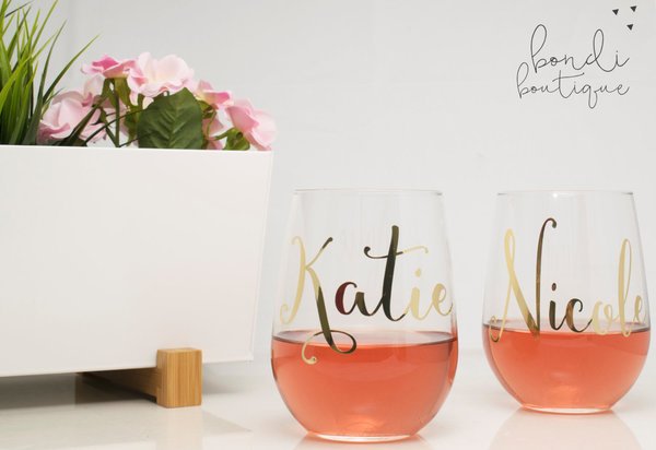 US_weddings's tweet photo. Hey brides! Looking for gifts your bridesmaids will love but won't break the bank? This guide has solid ideas! https://t.co/KfGRPy5XKl https://t.co/Zlz8HnXbFJ