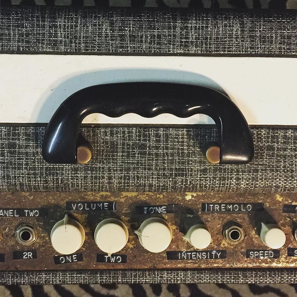 patrickbrede's tweet photo. A fun little vintage #supro #amp that I borrowed for a session a couple weeks back. This thing was a cannon of mid… https://t.co/OwGnTyoTc3 https://t.co/6dFVBczkjl