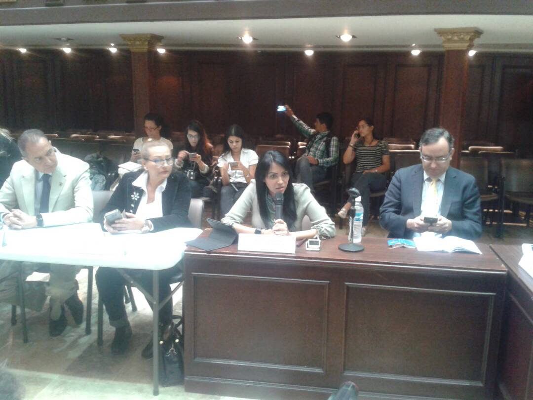 AsambleaVE's tweet photo. Dip.@delsasolorzano: tenemos expedientes de amenazas a trabajadores de admin.pública para que votaran el 30J y a los que no lo hicieron. https://t.co/ekXQ7cLjgJ