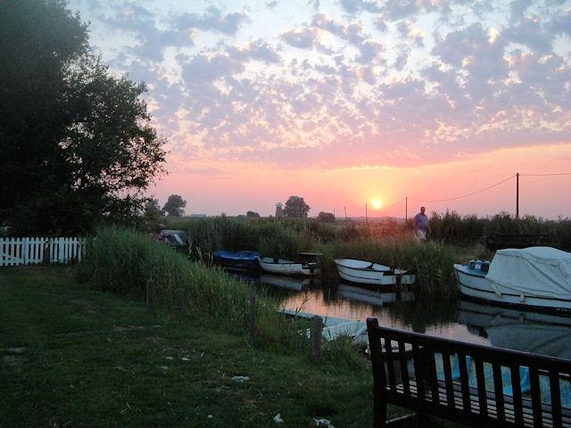 aroundaboutbrit's tweet photo. 22) Rivers End #Cottage offers beautiful #views over the #Staithe, #river &amp; grazing marshes. https://t.co/9UIhAuvsIW #Norfolk #Staycation https://t.co/qRPmrLgMf3