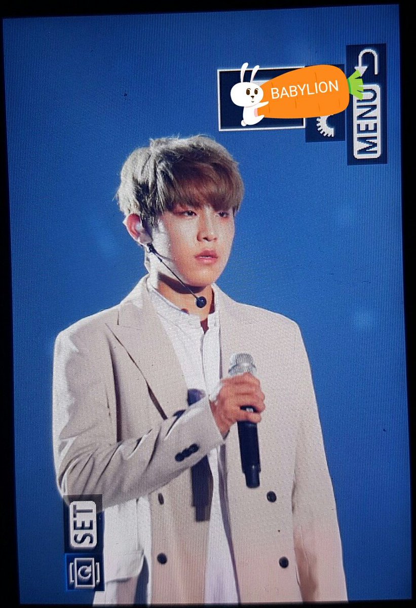BABYLION_WJ's tweet photo. 170807 쇼콘 프리뷰
마이크 쥔 손...보이시나요..?
오빠야오빠...아주그냥................😶(코피가.....) https://t.co/6rlil0e1VQ