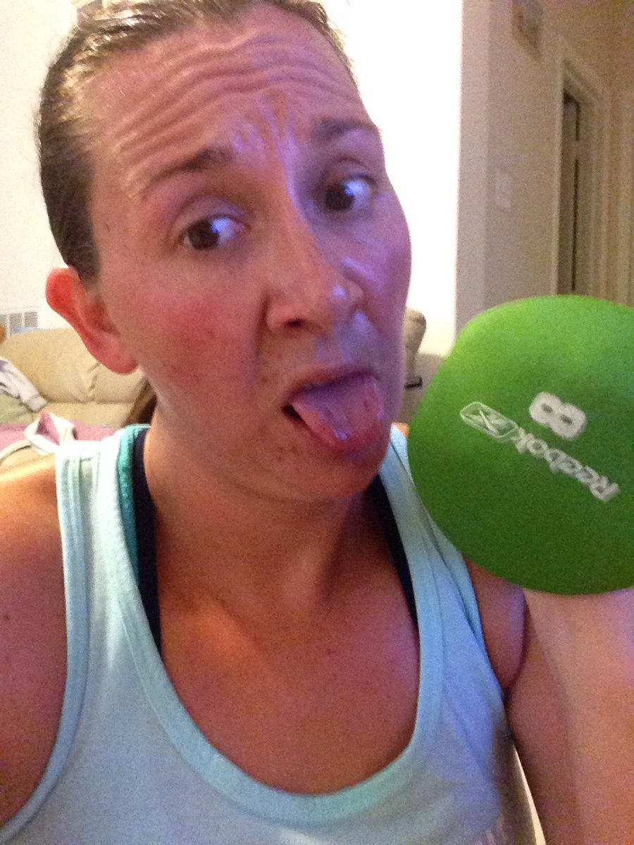 MartinaRogowsky's tweet photo. Omg week 3 of #21dfx got me like 😳 but #totalbodycardiofix done! I am going to try to get 2 (that's right 2) #21dfx workouts in a day https://t.co/RGHQEfuDTm