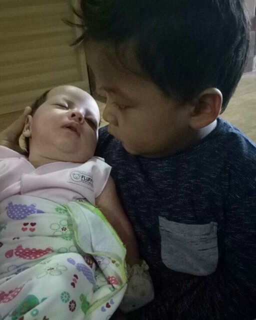 myweaprill2's tweet photo. Dedek yaya with Adik itu siapa ? https://t.co/HuYbVOfifD