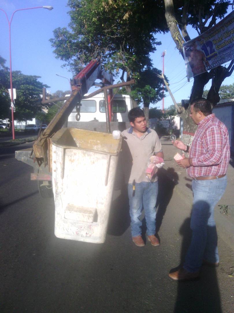 IMTTMIRANDA's tweet photo. Alcaldía a través del IMTT,cumplimos con la sustitución de bombillos en los controladores de tráfico en las intersecciones de nuestra Ciudad https://t.co/1wsytfuwaz