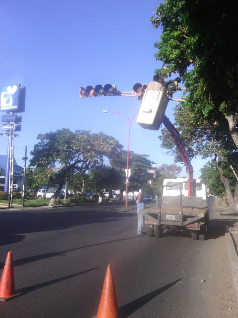 IMTTMIRANDA's tweet photo. Alcaldía a través del IMTT,cumplimos con la sustitución de bombillos en los controladores de tráfico en las intersecciones de nuestra Ciudad https://t.co/1wsytfuwaz