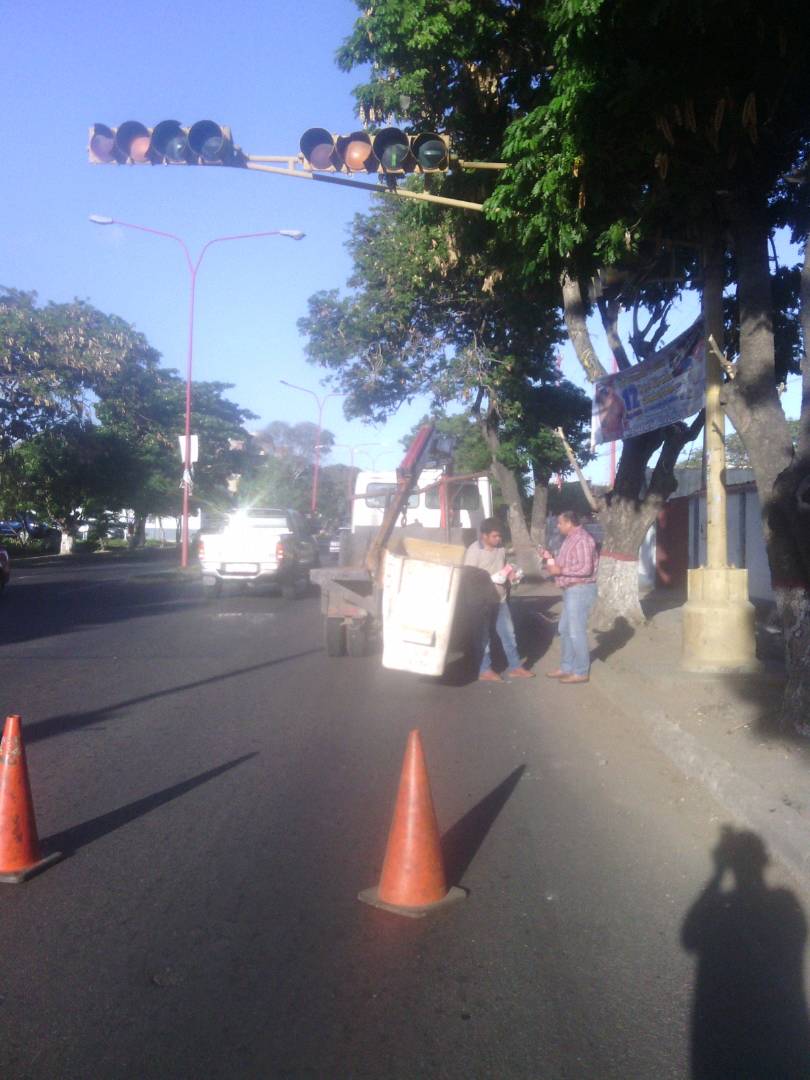 IMTTMIRANDA's tweet photo. Alcaldía a través del IMTT,cumplimos con la sustitución de bombillos en los controladores de tráfico en las intersecciones de nuestra Ciudad https://t.co/1wsytfuwaz