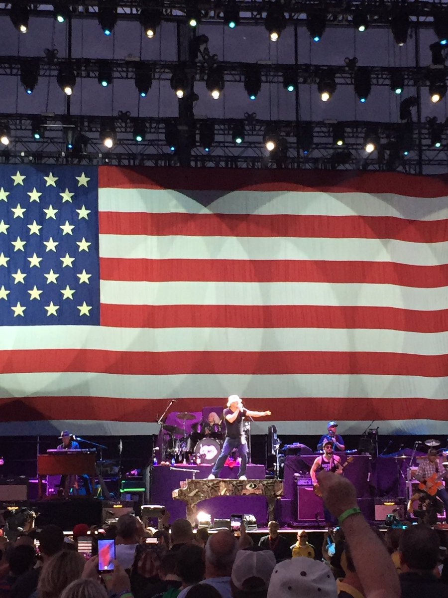 NikolinaQ92's tweet photo. .@kidrock @ProFootballHOF #AmericanBadAss #PFHOF2017 🇺🇸🇺🇸🇺🇸🇺🇸 https://t.co/xGM3RtgVpO