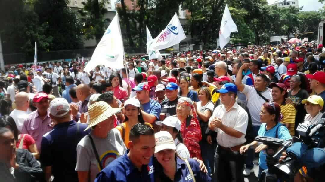 TNavarro08's tweet photo. 📷 Pueblo venezolano sale a la calle en apoyo a la Asamblea Nacional Constituyente y al Pdte. @NicolasMaduro 
#ConstituyentePuebloYFANB https://t.co/q1hL5eajuK