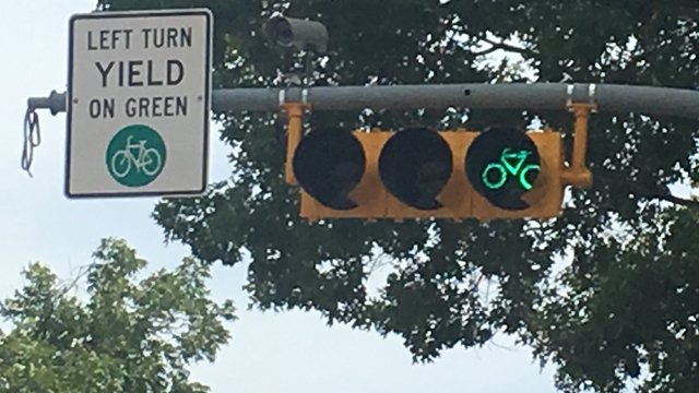 Austin installs new bicycle signals at a dozen intersections! Read how Austin plans to improve cyclists' safety! ow.ly/Y4sl30e5gEX