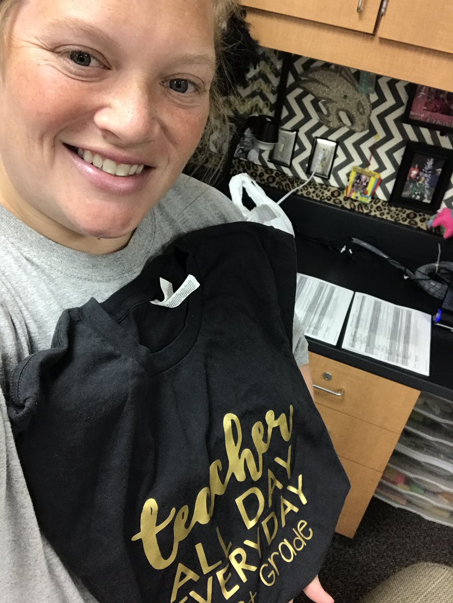 JenLeWinter's tweet photo. New team shirts! I love Hedgcoxe 🖤 #HedgcoxeSummerSelfies https://t.co/XQV0MIcgTG