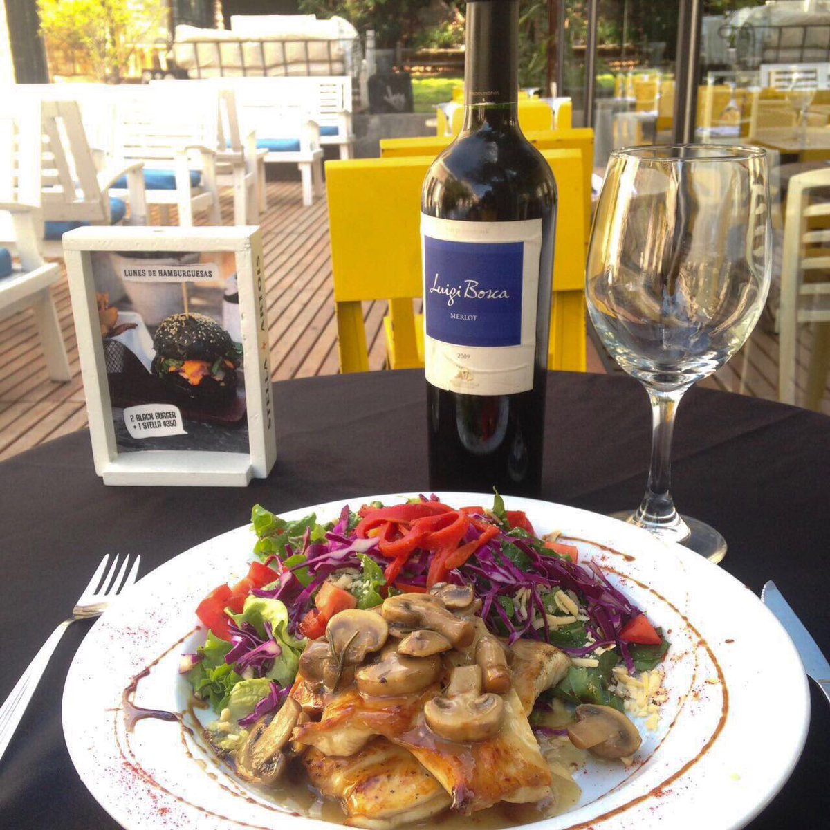 HOY 🍴 #SissiTiendaBar 
Pollo al torronte y champiñón acompañado de ensalada de verdes, queso, repollo y cherry
😋 +🍷+🍮+ ☀️$ 160  #córdoba