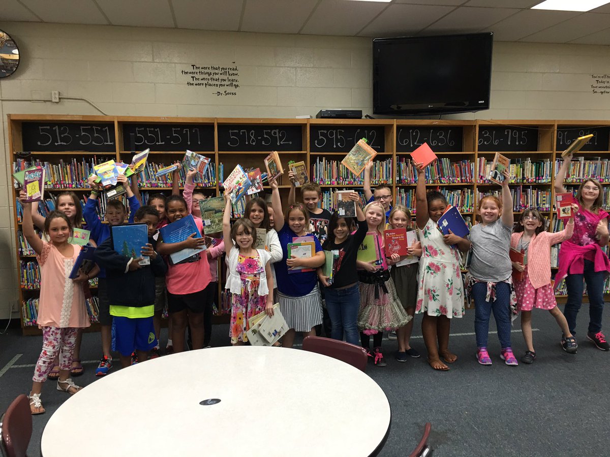 oakgrovefalcons's tweet photo. Free Books!! What a great way to start the year! https://t.co/fy1unQipGW