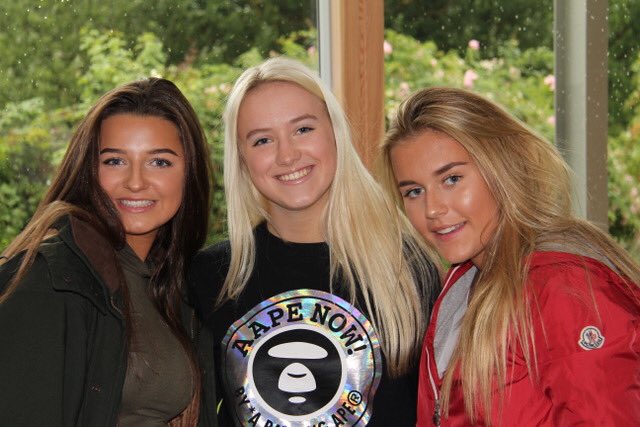 JustineYLewis's tweet photo. Big thanks to @stockshouse girls Elle &amp; Hannah for coming to support Yolanda this weekend! 🎤💃🏼 #TeamStocks https://t.co/vpr668ix4R