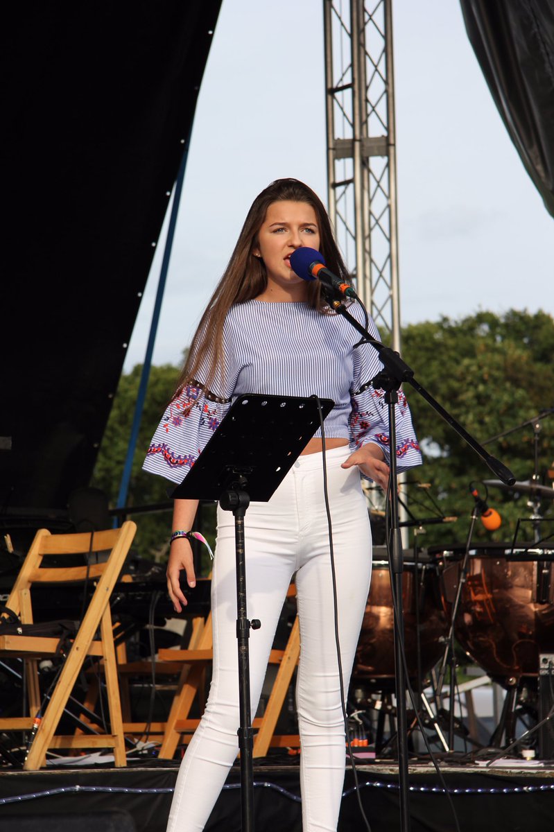 JustineYLewis's tweet photo. Big thanks to @stockshouse girls Elle &amp; Hannah for coming to support Yolanda this weekend! 🎤💃🏼 #TeamStocks https://t.co/vpr668ix4R