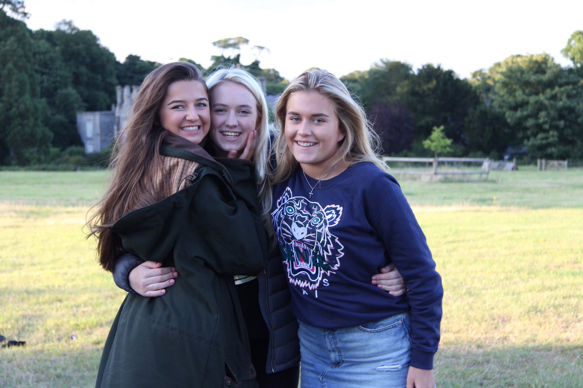 JustineYLewis's tweet photo. Big thanks to @stockshouse girls Elle &amp; Hannah for coming to support Yolanda this weekend! 🎤💃🏼 #TeamStocks https://t.co/vpr668ix4R