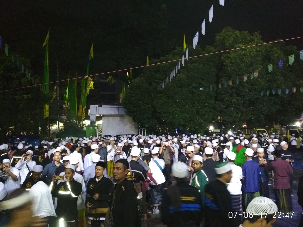 hendra313p's tweet photo. Hari ke 2 haul ke 4 guru tercinta alhabib munzir bin fuad almusawa https://t.co/xAFroeelEH