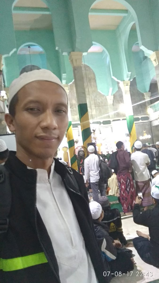 hendra313p's tweet photo. Hari ke 2 haul ke 4 guru tercinta alhabib munzir bin fuad almusawa https://t.co/xAFroeelEH
