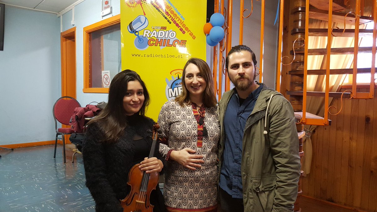 radiochiloe's tweet photo. Pastora Alfonsina, el pianista Daniel Alvarado y la violinista Javaxa Flores participaron de Concierto Educativo en auditorio Radio Chiloe. https://t.co/nUKjBHQewi