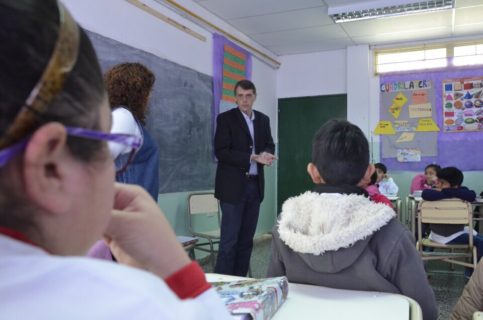 Pablokosiner's tweet photo. Con los chicos de 5to. grado de la Esc. Cortazar de Barrio Bancario trabajamos juntos un proyecto sobre los "Héroes de Malvinas". https://t.co/mhyBvBo2Ed