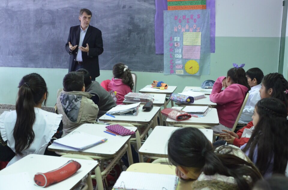 Pablokosiner's tweet photo. Con los chicos de 5to. grado de la Esc. Cortazar de Barrio Bancario trabajamos juntos un proyecto sobre los "Héroes de Malvinas". https://t.co/mhyBvBo2Ed