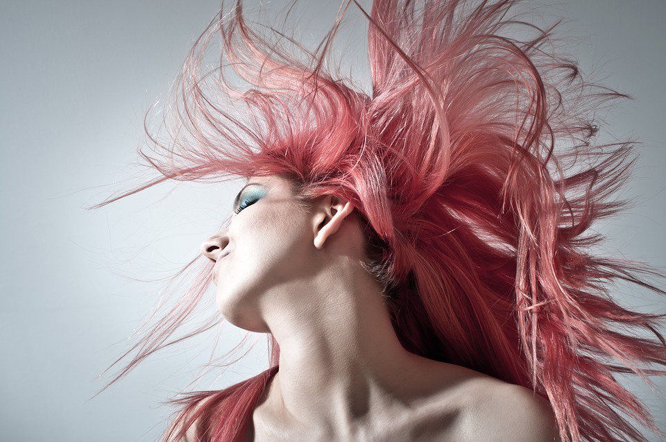 eluxemagazine's tweet photo. Hold your #hairstyle in place without inhaling toxic fumes with these natural #hairprays: https://t.co/bOzyBFGEnI @Enovvia @Naturisimo_UK https://t.co/2lJ9Lecg0c