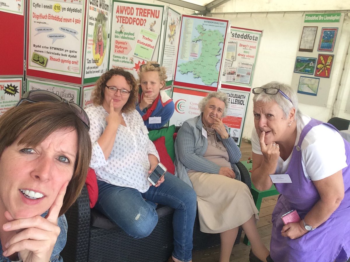 steddfota16's tweet photo. Nawr te @eisteddfod neu unrhywun......oes stondin donuts ar y maes 'leni???🤔🍩#cwestiwnpwysig #helpplis https://t.co/ehqdIf3z0E