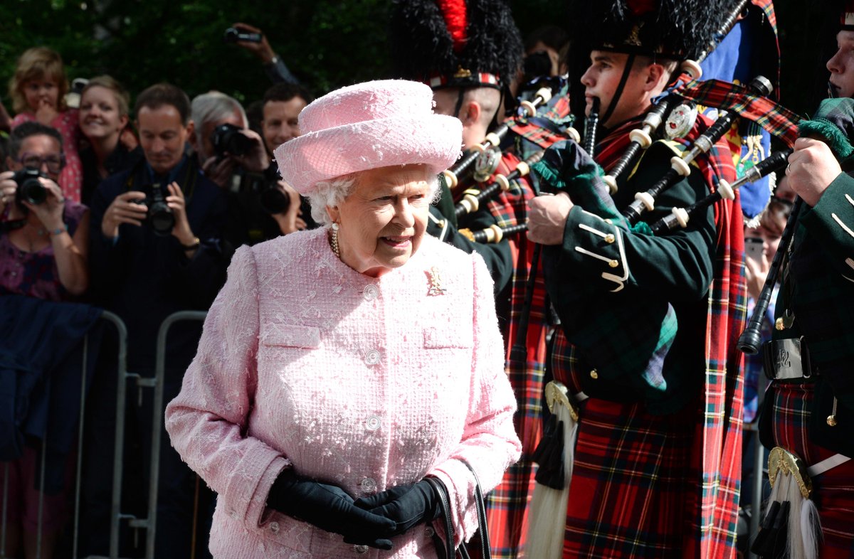 ArmyinScotland's tweet photo. #TheQueen inspects Royal Guard at #BalmoralCastle formed by @5SCOTS today https://t.co/y0mV4fU0wV