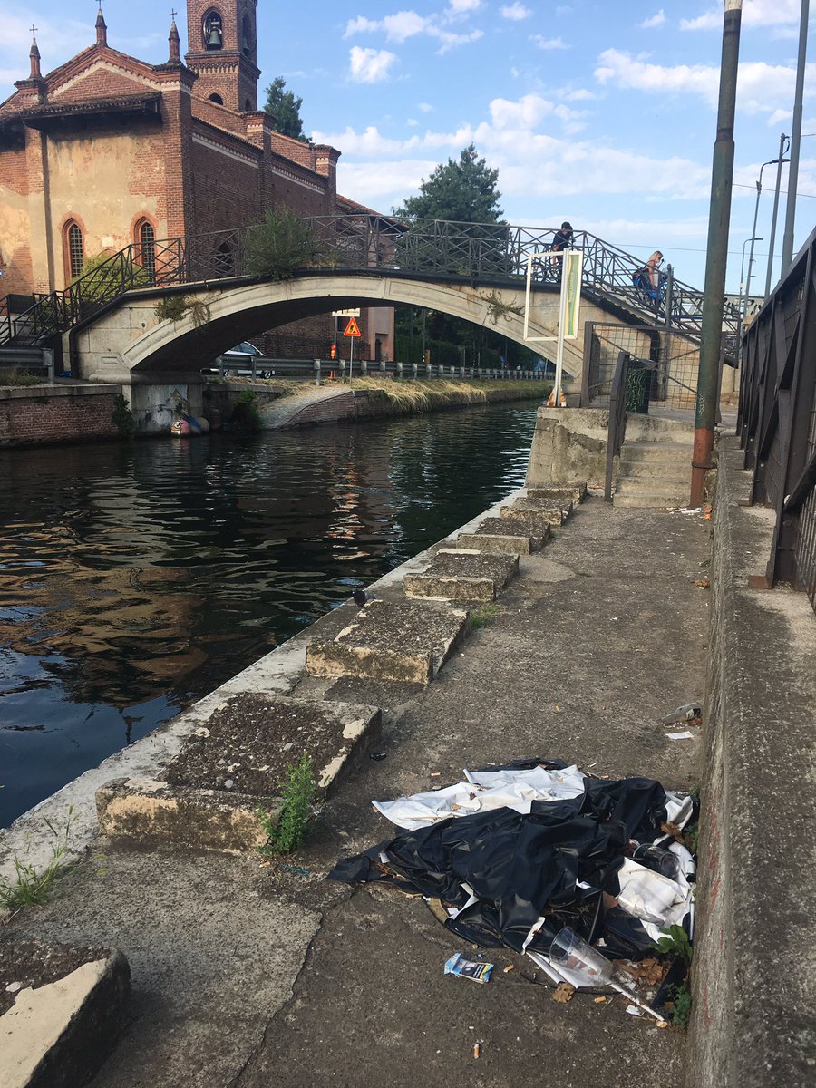 Segnalo situazione di sporco da pulire in zona San Cristoforo <a href="/ComuneMI/">Comune di Milano</a>
