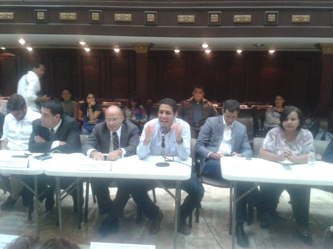 AsambleaVE's tweet photo. Dip.@joseolivaresm: tenemos 184mil casos de malaria y 450 de difteria por falta de vacunas y 86% de falta de quimioterapias. #7Ago https://t.co/6NlHm4Pfdz
