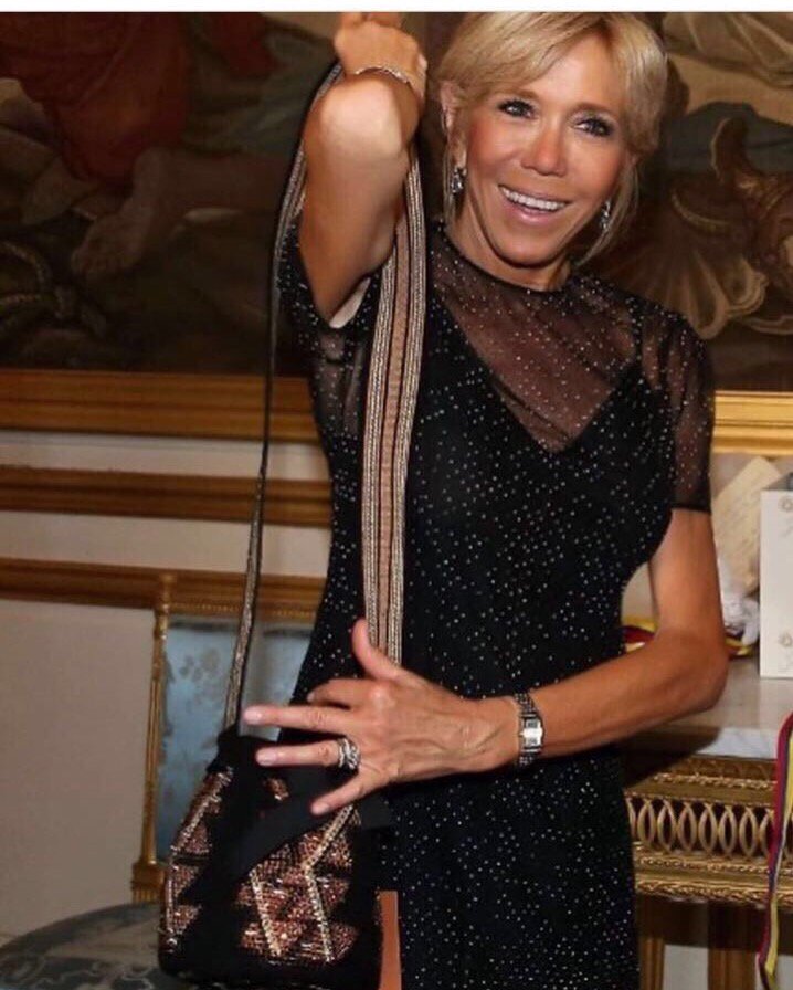 Silvia on Twitter: Primera Dama de Francia recibiendo nuestra Mochila Wayuu de manos de @Tutina_deSantos https://t.co/O4zsMRzT6I" Twitter