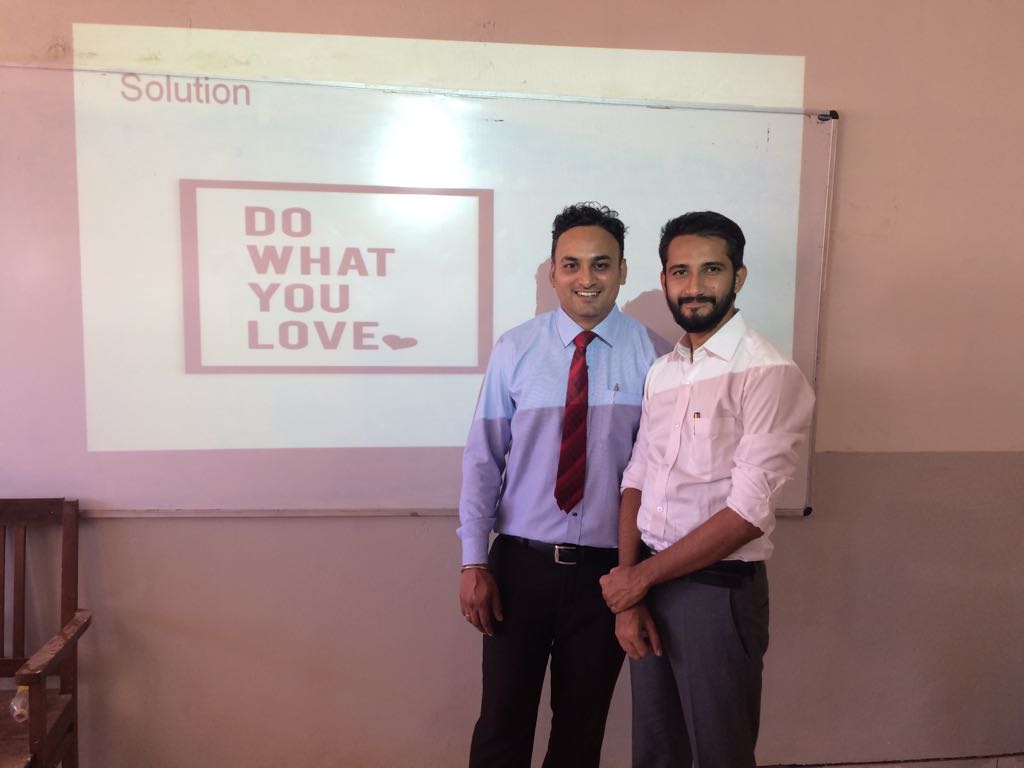 nasihik's tweet photo. Class for Students @DrNickMorgan tips helped &amp; Tejaswi(lead trainer) is awarded by U #PowerCues #Bodylanguage  #InterviewTips #Teamwork https://t.co/HA9P89ZFYp