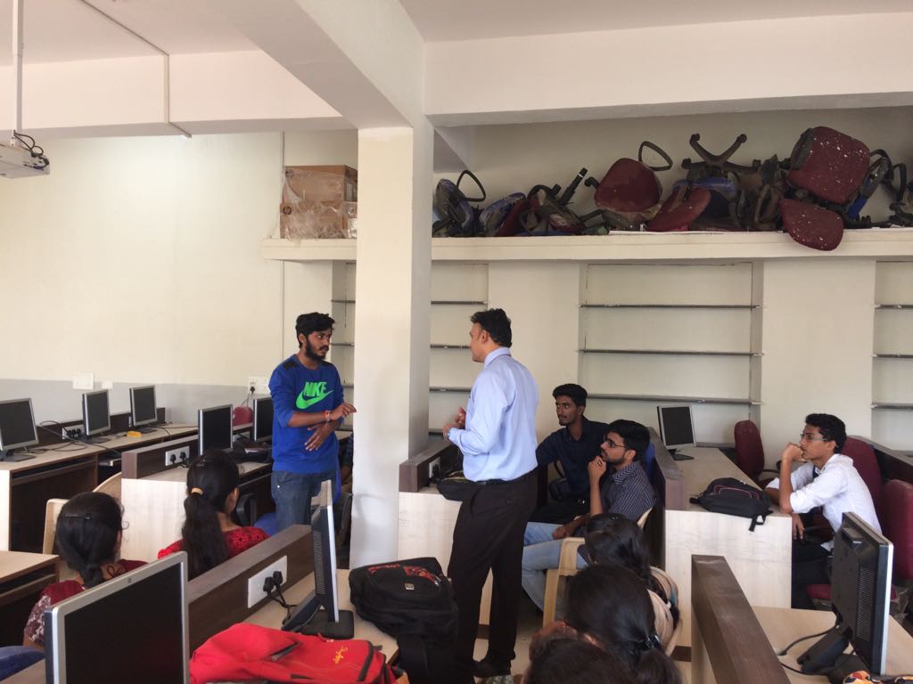 nasihik's tweet photo. Class for Students @DrNickMorgan tips helped &amp; Tejaswi(lead trainer) is awarded by U #PowerCues #Bodylanguage  #InterviewTips #Teamwork https://t.co/HA9P89ZFYp