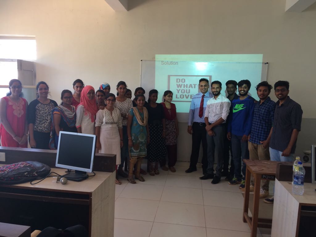 nasihik's tweet photo. Class for Students @DrNickMorgan tips helped &amp; Tejaswi(lead trainer) is awarded by U #PowerCues #Bodylanguage  #InterviewTips #Teamwork https://t.co/HA9P89ZFYp